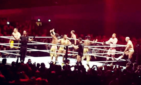WWE新一天遭众星围殴，搓澡乔化身罗曼，加入圣盾！ （含视频）
