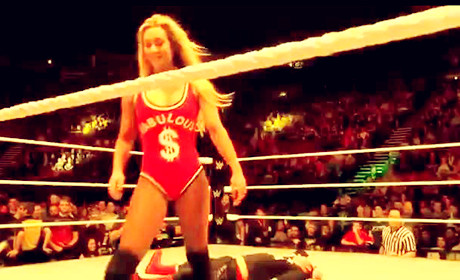 WWE现场秀詹皇被众女轮攻，遭卡梅拉骑脸，自行脑补！（含视频）