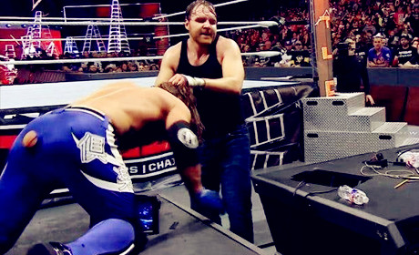 AJ露大白屁股、黑羊暴打HHH，WWE中竟有这么多的剧情意外！