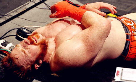 WWE“大白”希莫斯患椎管狭窄症，职业生涯堪忧！