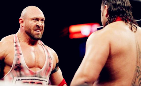 WWE莱贝克讥讽鲁大师硬拉负重过轻，鲁大师：你个激素男