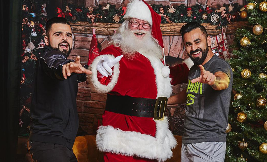 WWE巨星们提前祝摔迷们圣诞节快乐！