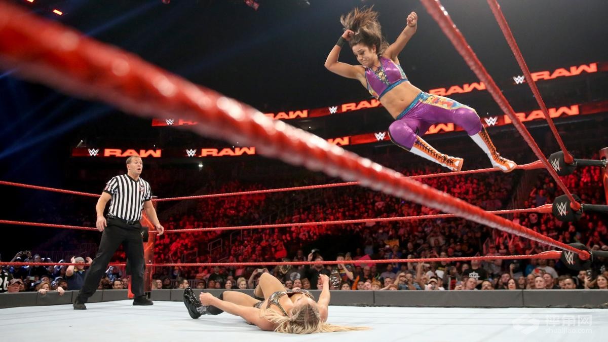 2017最具代表性的图片，小编觉得是红蓝品牌的踢馆，你觉得呢？