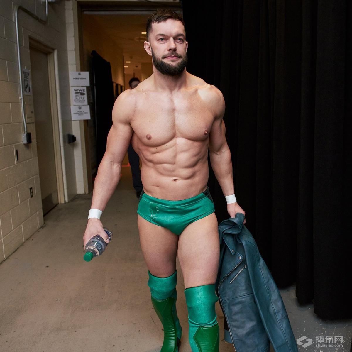 WWE现场秀的后台，你猜黑羊在干什么？