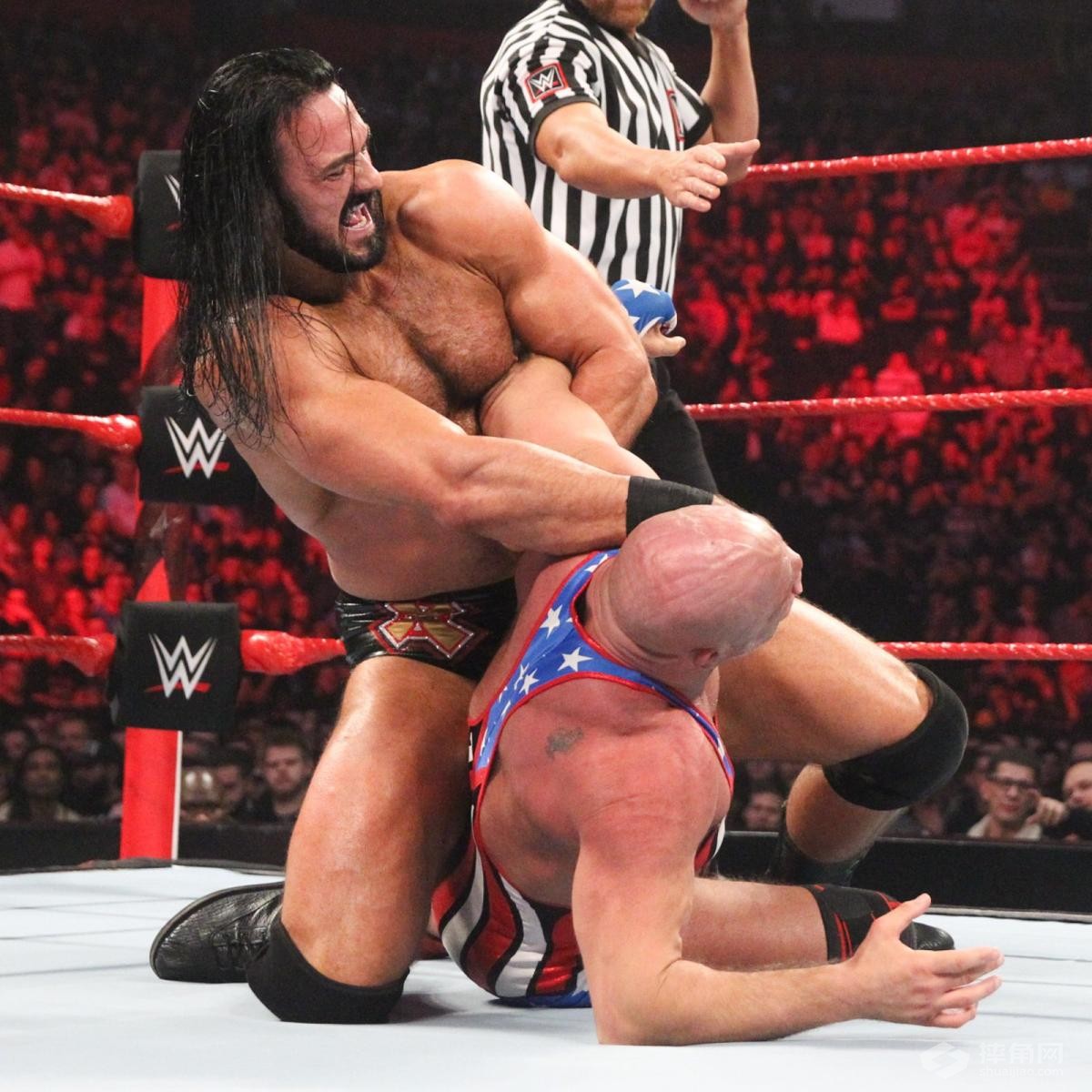 德鲁·麦金泰尔锁技羞辱科特·安格！《WWE RAW 2018.11.06》