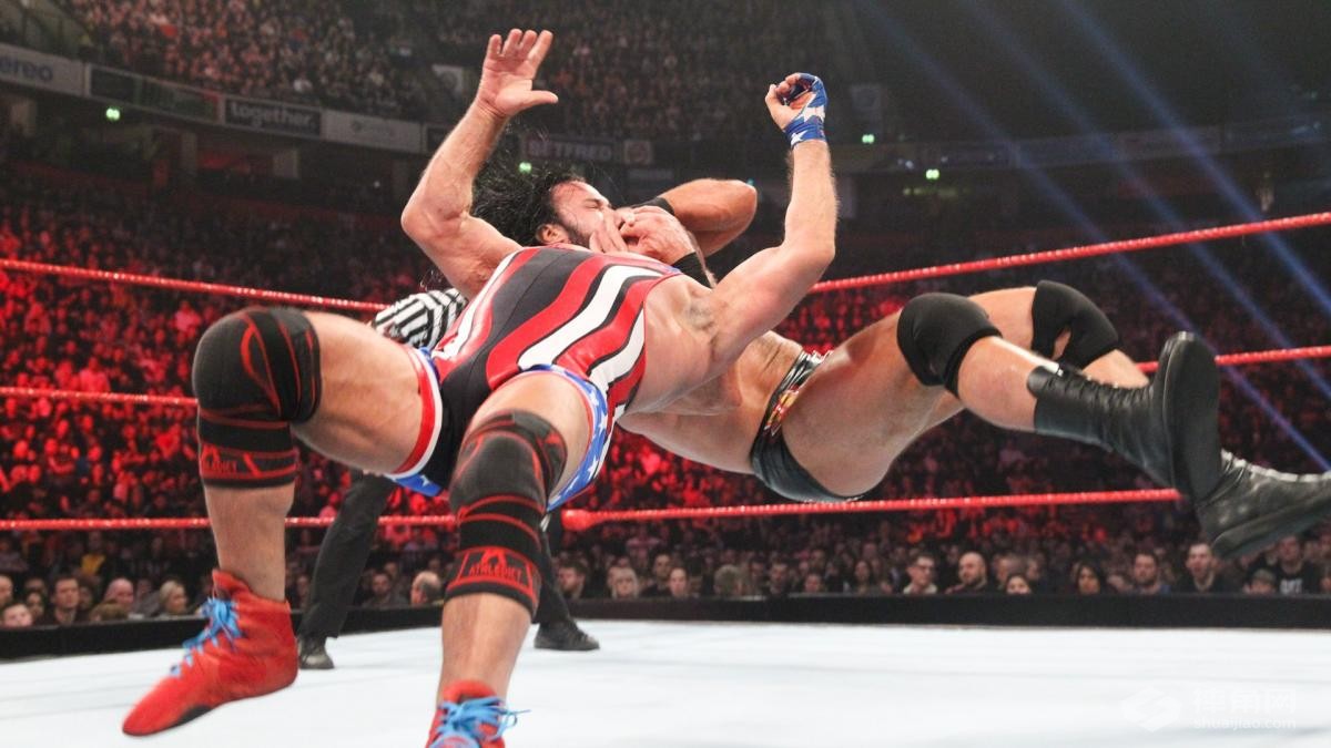 德鲁·麦金泰尔锁技羞辱科特·安格！《WWE RAW 2018.11.06》