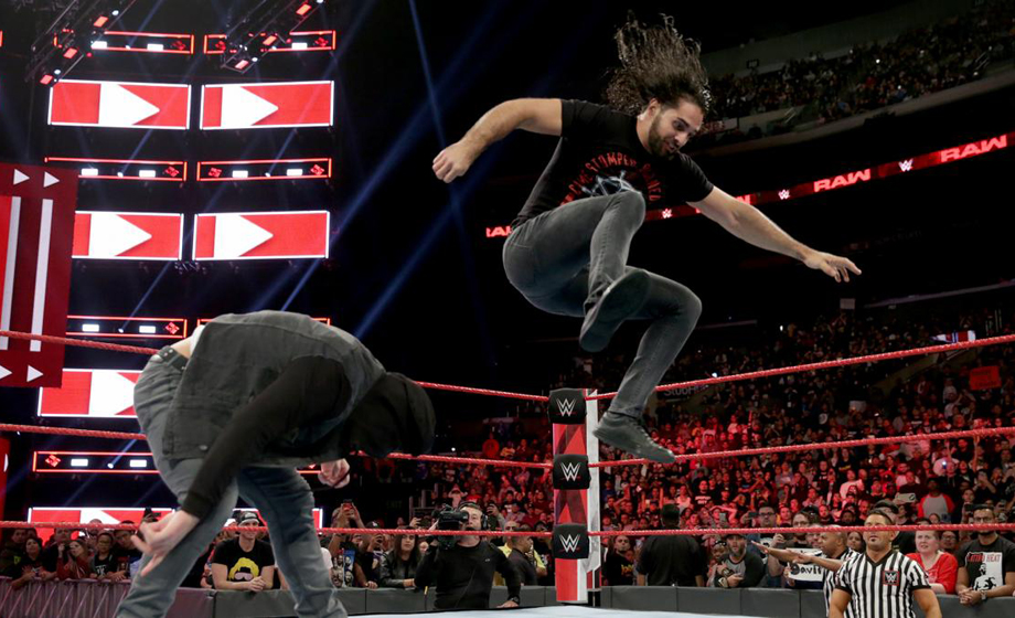 罗林斯追打迪安，结果惨遭掏裆！《WWE RAW 2018.11.20》