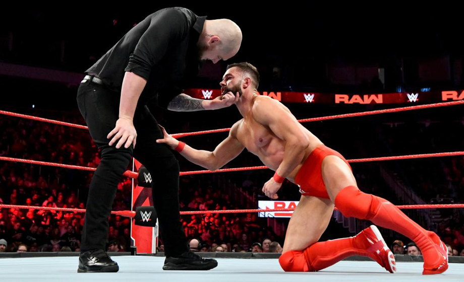 代理总经理一手遮天，芬·巴洛尔惨遭暴打！《WWE RAW 2018.11.27》