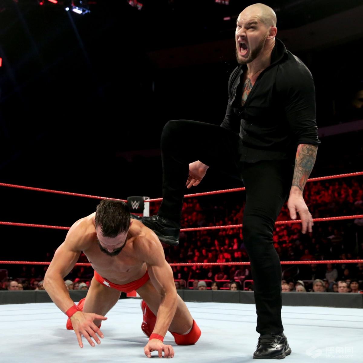 代理总经理一手遮天，芬·巴洛尔惨遭暴打！《WWE RAW 2018.11.27》