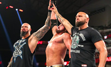 WWE光头兄弟正式续约，借AJ人气索要高薪！