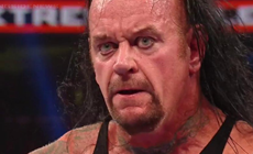 WWE葬爷对于大赛配合非常满意，并在后台拥抱了此人！