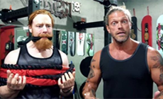 WWE刀锋艾吉陪同希莫斯健身，反而自己身上多处受伤！