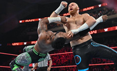 WWE萨米·扎恩与现场观众爆发冲突，铁椅都抄起来了！