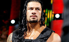 WWE蛋妞为大狗罗曼找到受袭“真凶”！现场观众都乐了！