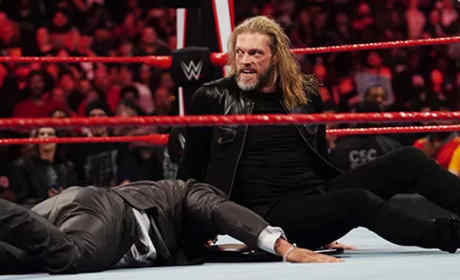 WWE艾吉强势回归RAW，以其人之道还治其人之身！