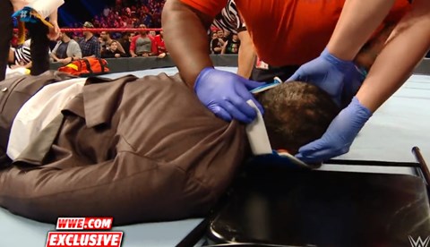 RAW未播画面：MVP重伤遭担架抬出擂台