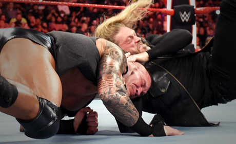 WWE限制性巨星艾吉谈同毒蛇兰迪上演空场赛！