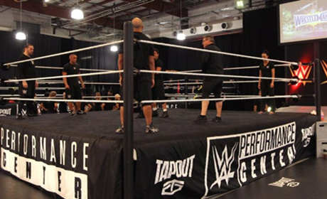WWE疫情防护再升级，后台全副武装，阵势吓人！