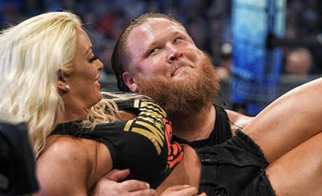 WWE奥蒂斯抱得美人归，特殊时期激情热吻引争议！
