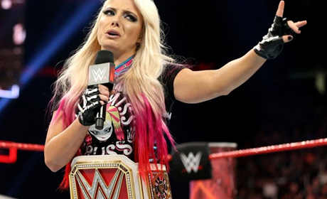 WWE小魔女解释自己为何会穿着T恤打比赛！