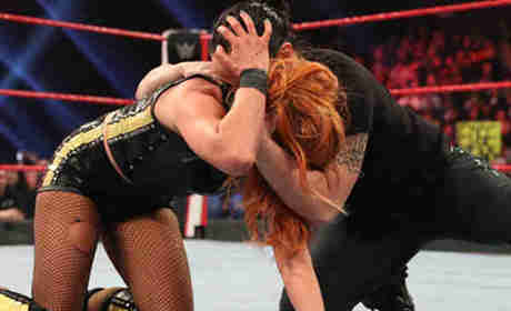 WWE善纳·巴斯勒现场撕咬RAW女子冠军，画面嗜血吓人！