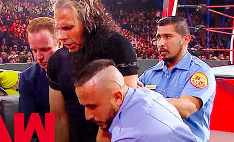 WWE马特·哈迪剧情180度大转弯，下周要同毒蛇兰迪决一死战！