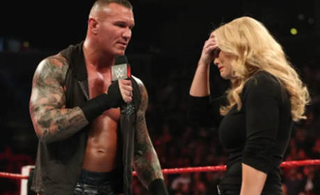 WWE毒蛇兰迪袭击凤凰女还不忘嘲讽，下周有好戏！
