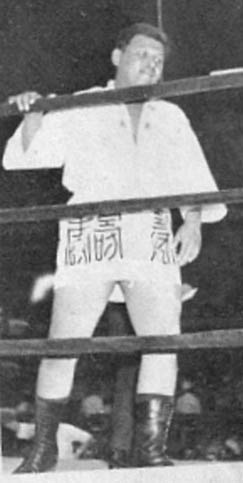 第一个闯荡北美摔角界的华人：Lee Wong