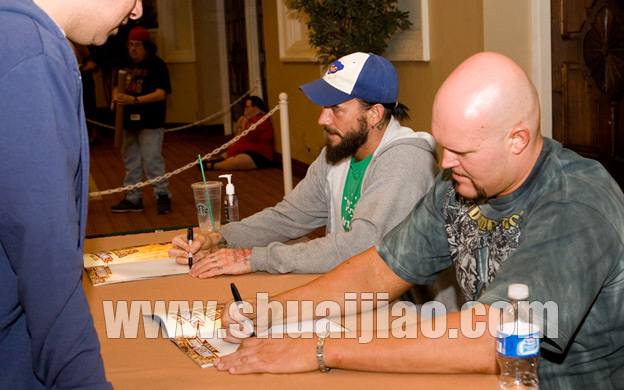 CM punk与Luke Gallows签售会