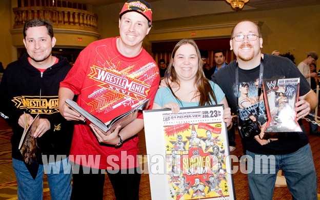 CM punk与Luke Gallows签售会