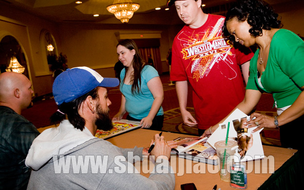 CM punk与Luke Gallows签售会