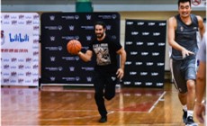 WWE超级巨星罗林斯助阵特奥运动员 “对垒” 上海大鲨鱼主力球员