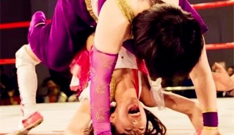 日本两位女子摔角手在中国对抗, 比赛简直精彩绝伦!