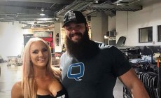 WWE黑羊亲自带女友前往后台，亮点自己找吧！