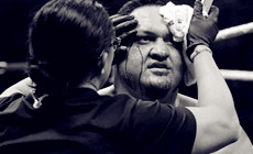 WWE罗曼现场秀大战肥乔，乔血染擂台，裁判被迫叫停比赛（视频）