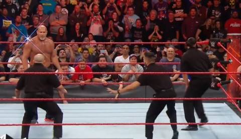 WWE十大暴打安保瞬间：战神高柏一人打趴7个保安！