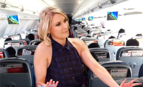 WWE蕾妮妹子乘飞机回家，遭遇奇葩男！网友：院长哪去了呢！