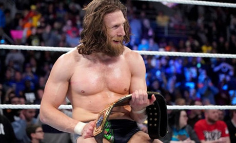 蛋妞将原WWE冠军腰带扔进垃圾桶，全新腰带现真身！