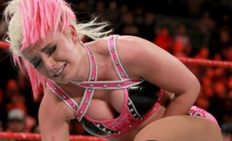 WWE米琪·詹姆斯首度透露小妖精的伤情，她的顶替人选已确定！