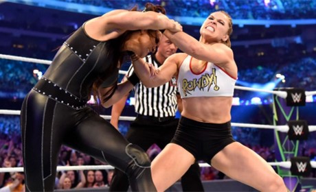 WWE2018《强者生存》首场比赛已经敲定，十字固女王遇麻烦了！