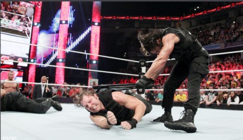 WWE十大组合分裂时刻：罗林斯背叛圣盾成就历史经典！
