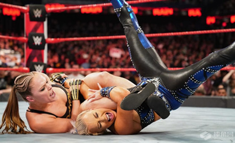 WWE隆达·罗西下手太狠，布鲁克伤情严重，韧带撕裂！