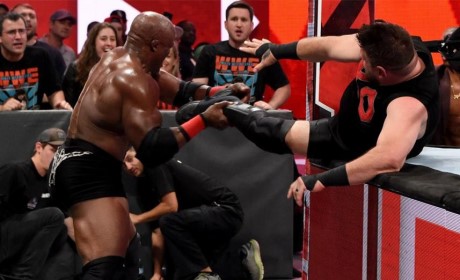 WWE凯文·欧文斯真伤了，未来或将接受膝盖手术！