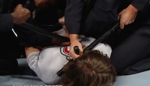 WWE十大陷入重围：丹尼尔被捆绑围殴，送葬者惨遭7人围剿！