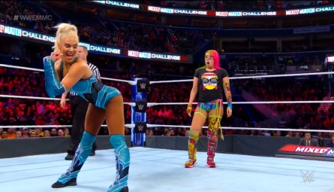 WWE2018男女混合双打赛第二季：明日华和拉娜表演“抖臀舞”！
