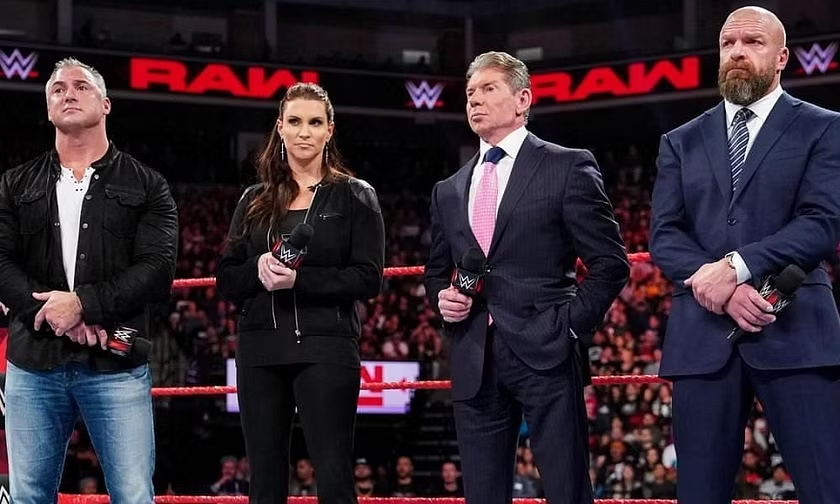 罗曼慌了！WWE最强关系户公开放话，无可争议冠军腰带非他莫属！