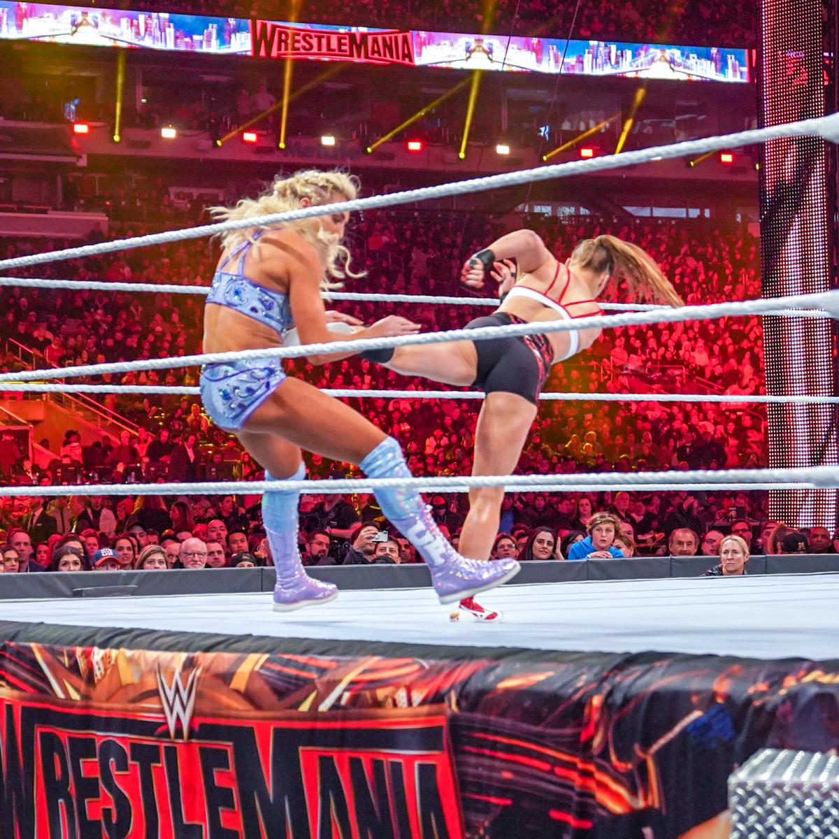 女子三重威胁赛，隆达·罗西VS夏洛特VS贝基·林奇！《WWE Wrestlemania 35》