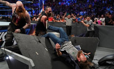 WWE罗曼·雷恩斯与蛋妞遭痛袭，两人组队在即！