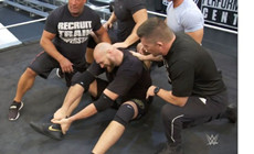 刚刚！黑羊布朗在WWE训练中心袭击了泰森·福里！