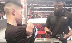 WWE与AEW对抗愈演愈烈，WWE观众不得穿AEW相关周边进场！